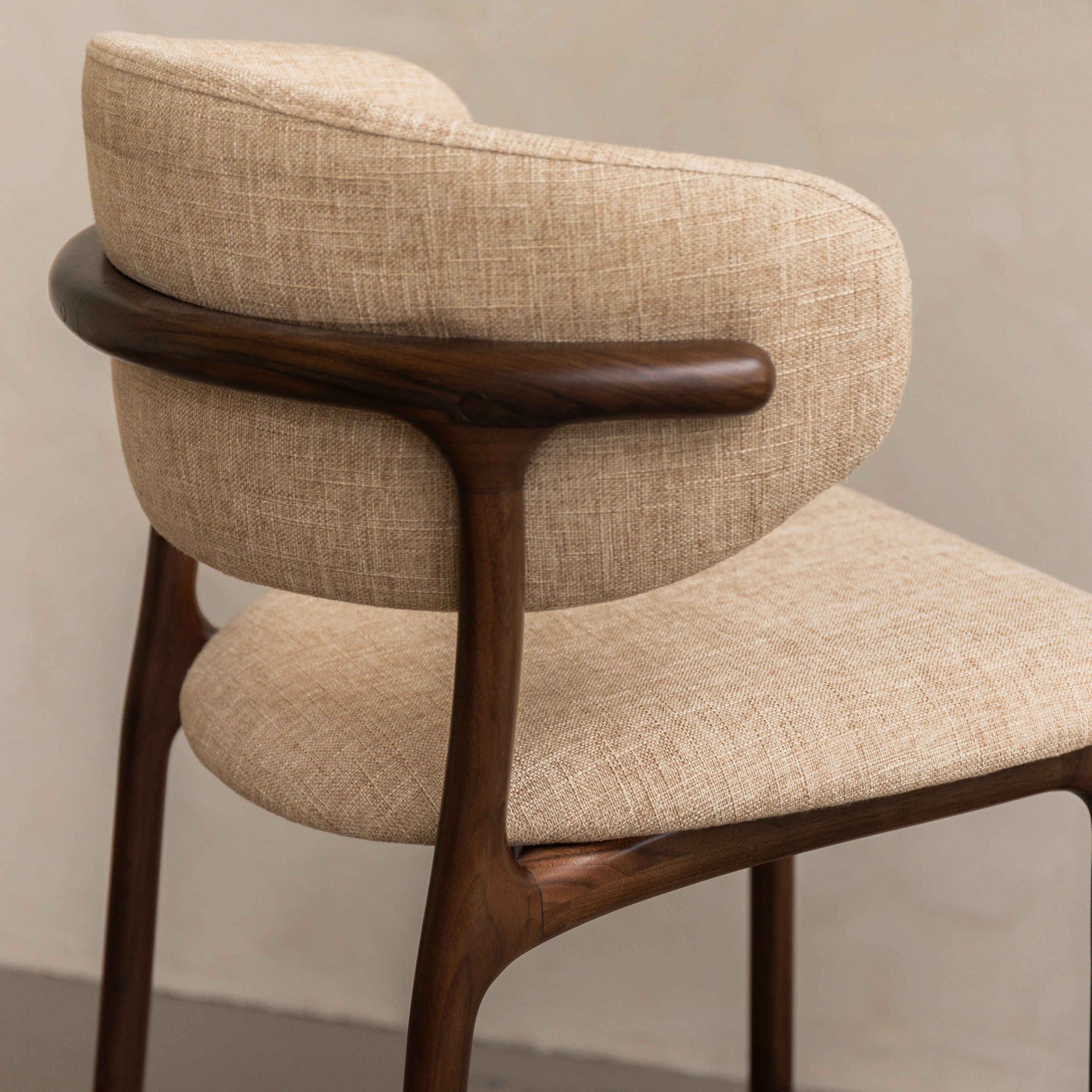 Ella barkruk walnoot hout - Zandkleurige stof