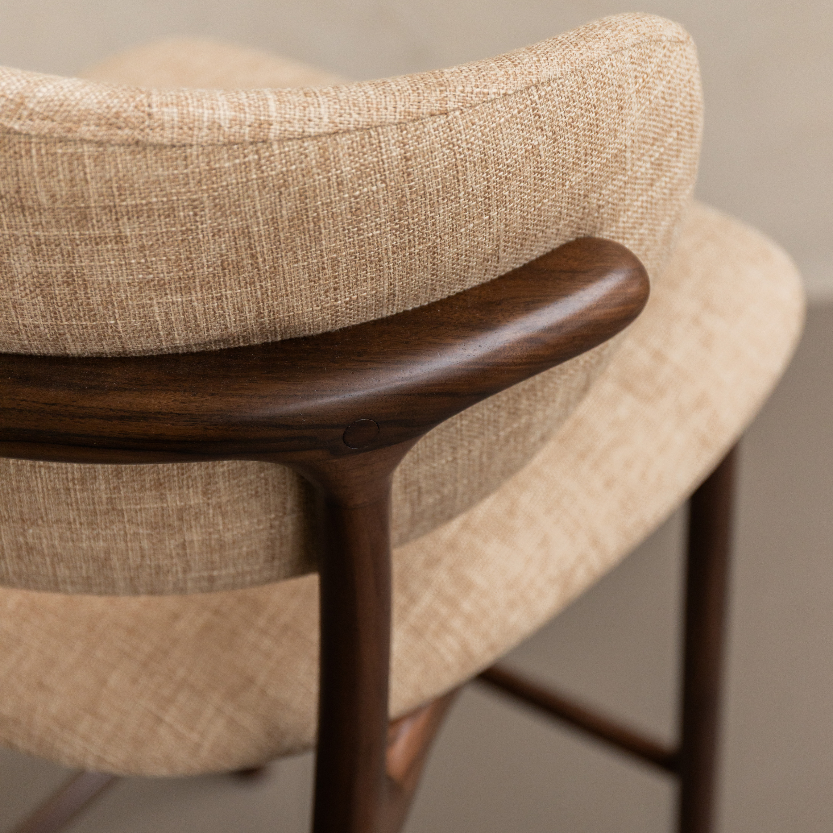 Ella barkruk walnoot hout - Zandkleurige stof