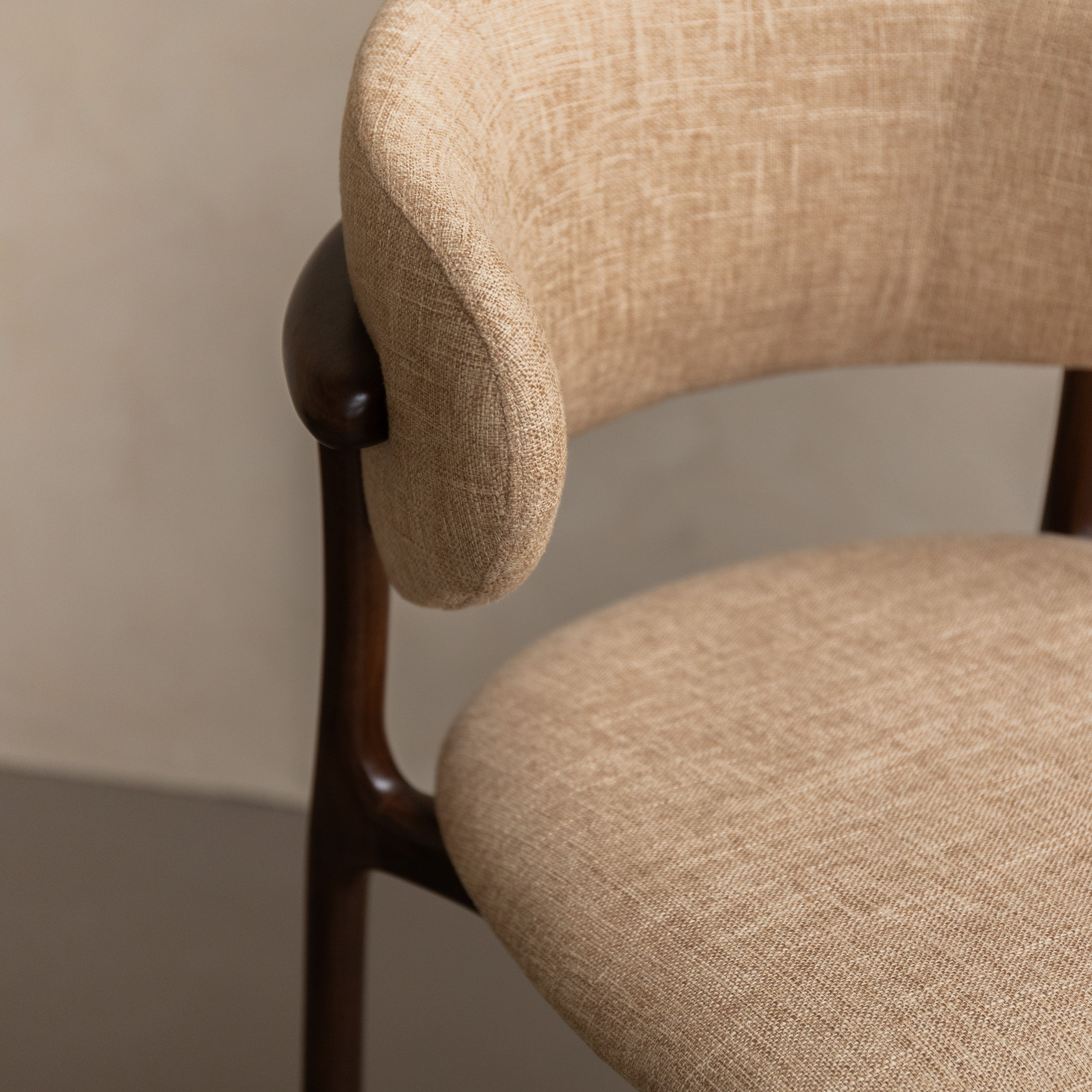 Ella barkruk walnoot hout - Zandkleurige stof