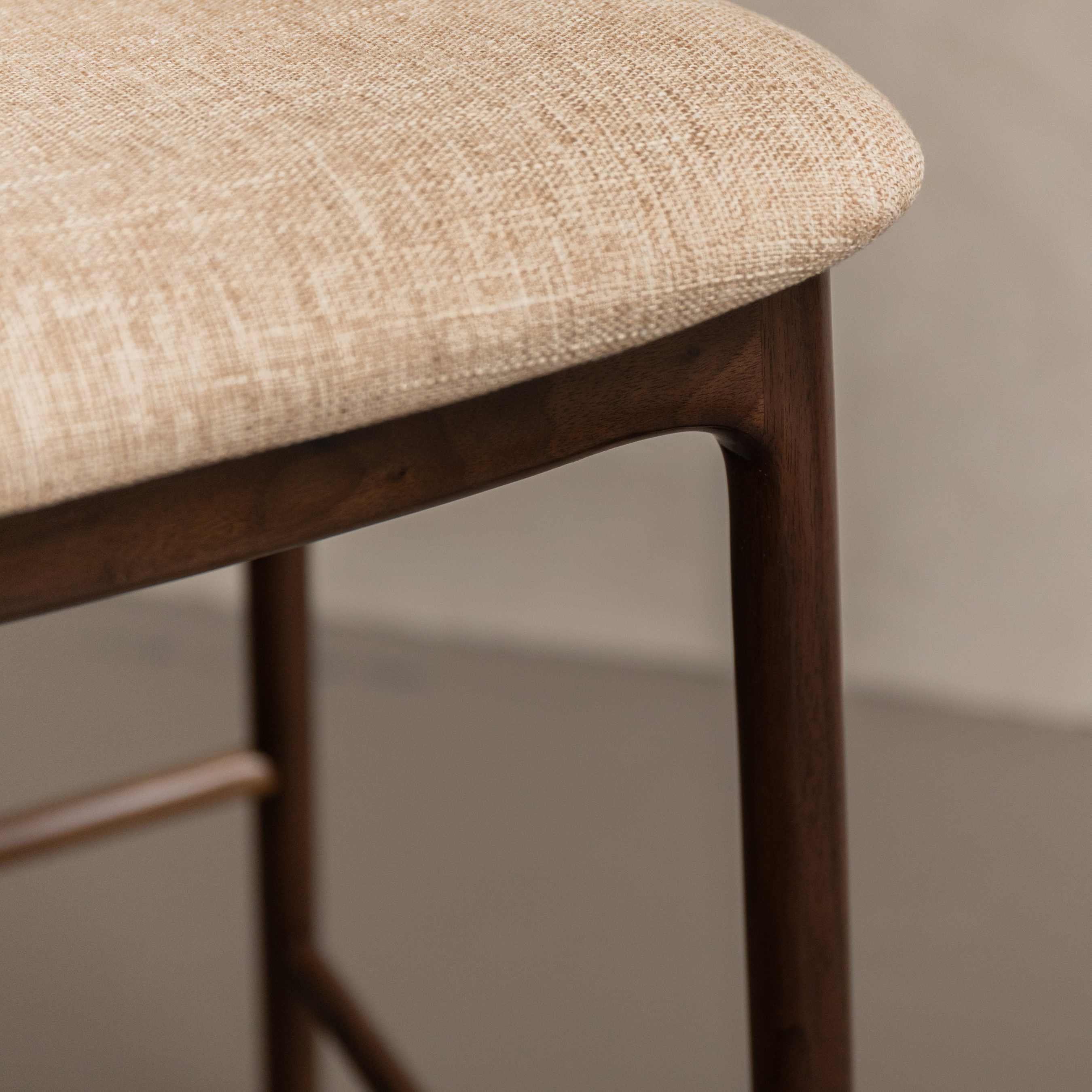 Ella barkruk walnoot hout - Zandkleurige stof