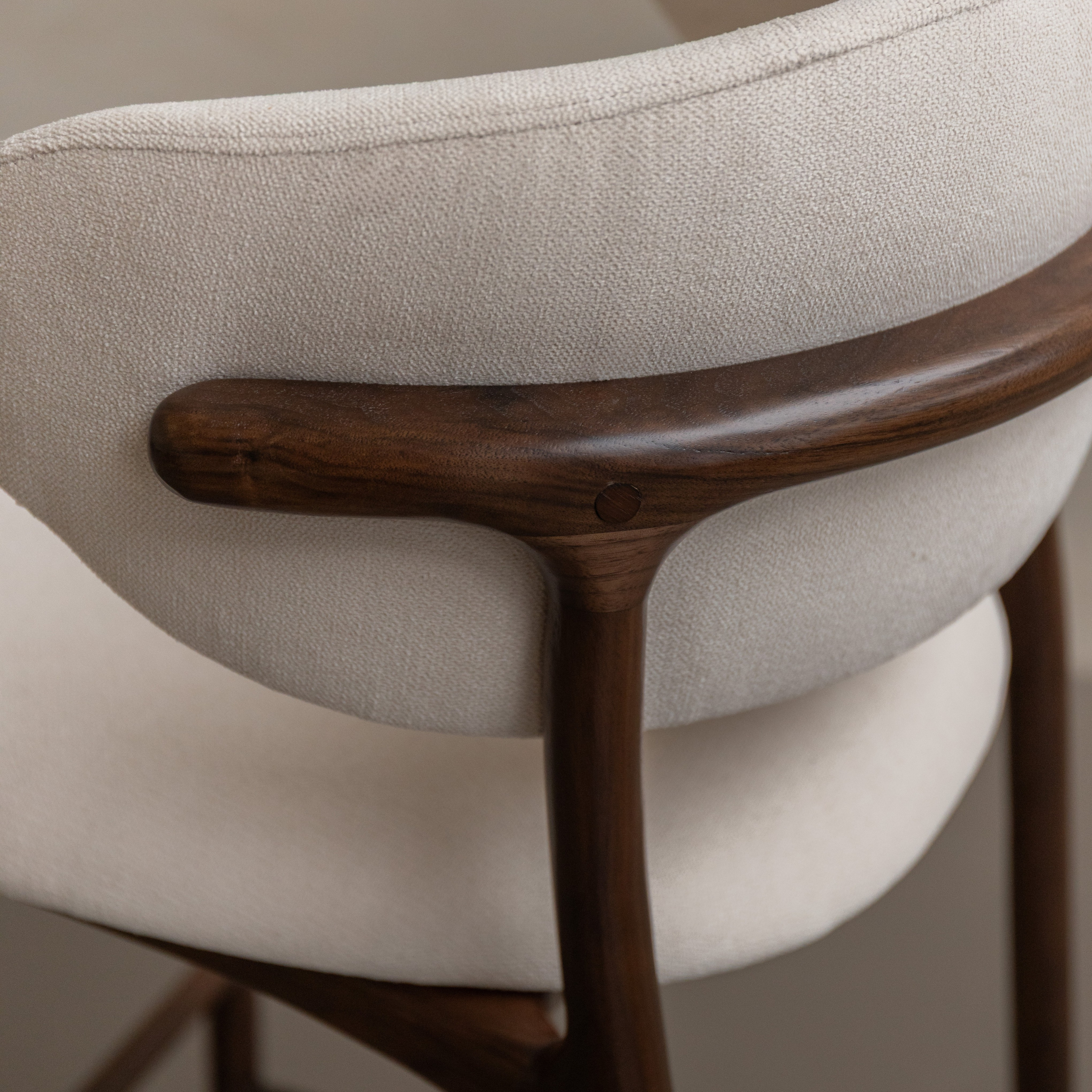 Ella barkruk walnoot hout - witte stof