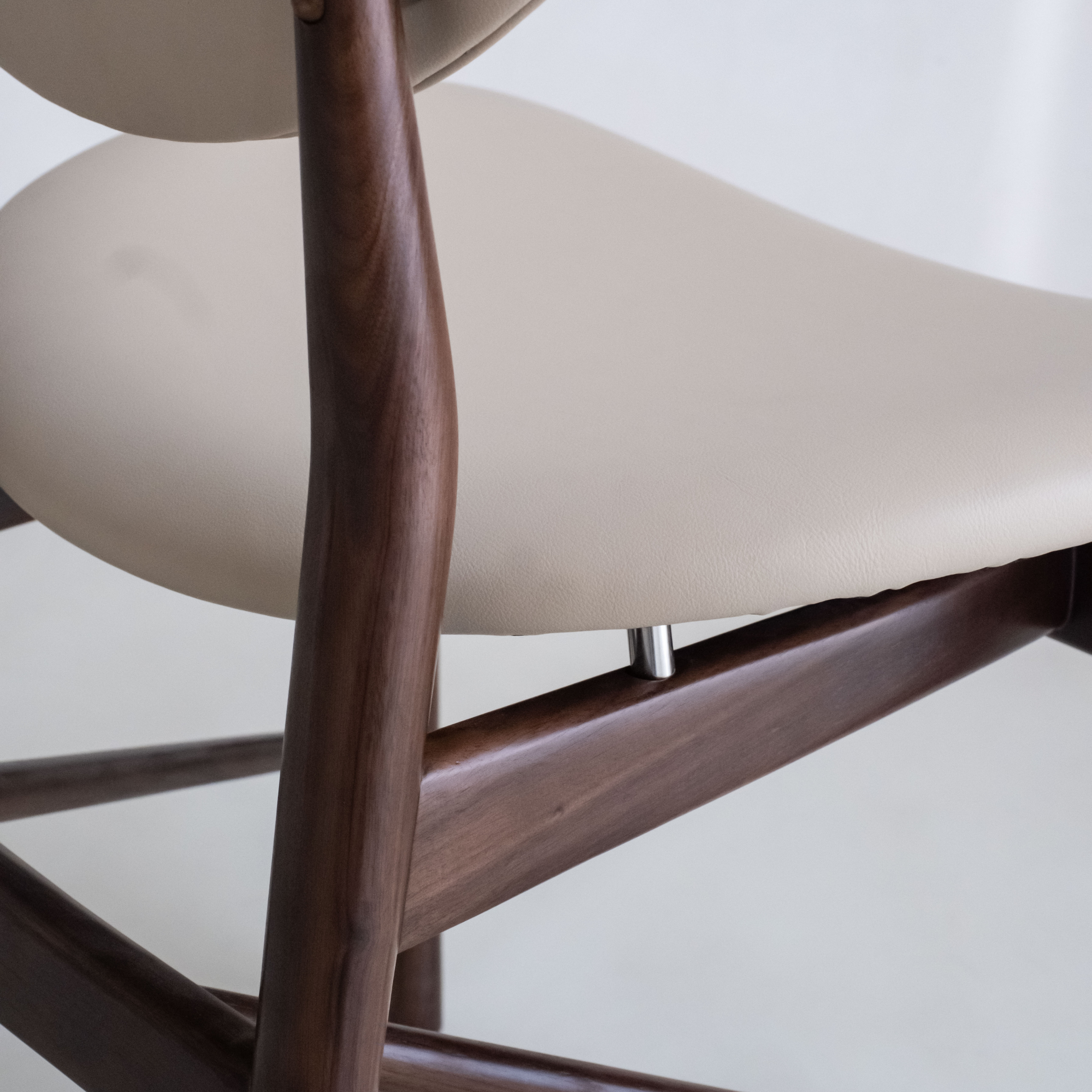 Finn eetkamerstoel beige leer - Walnoot hout