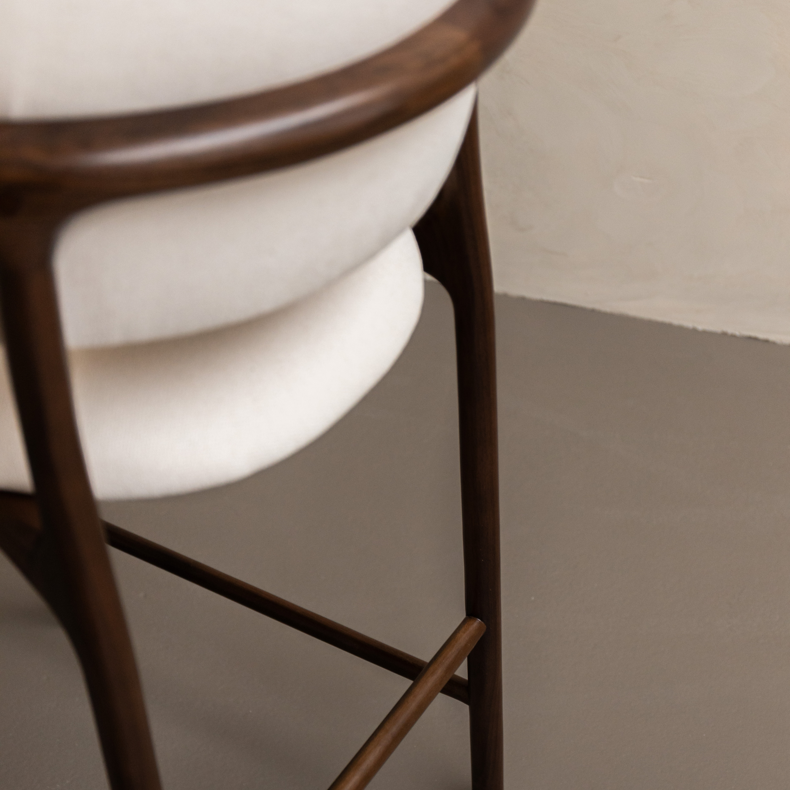 Ella barkruk walnoot hout - witte stof