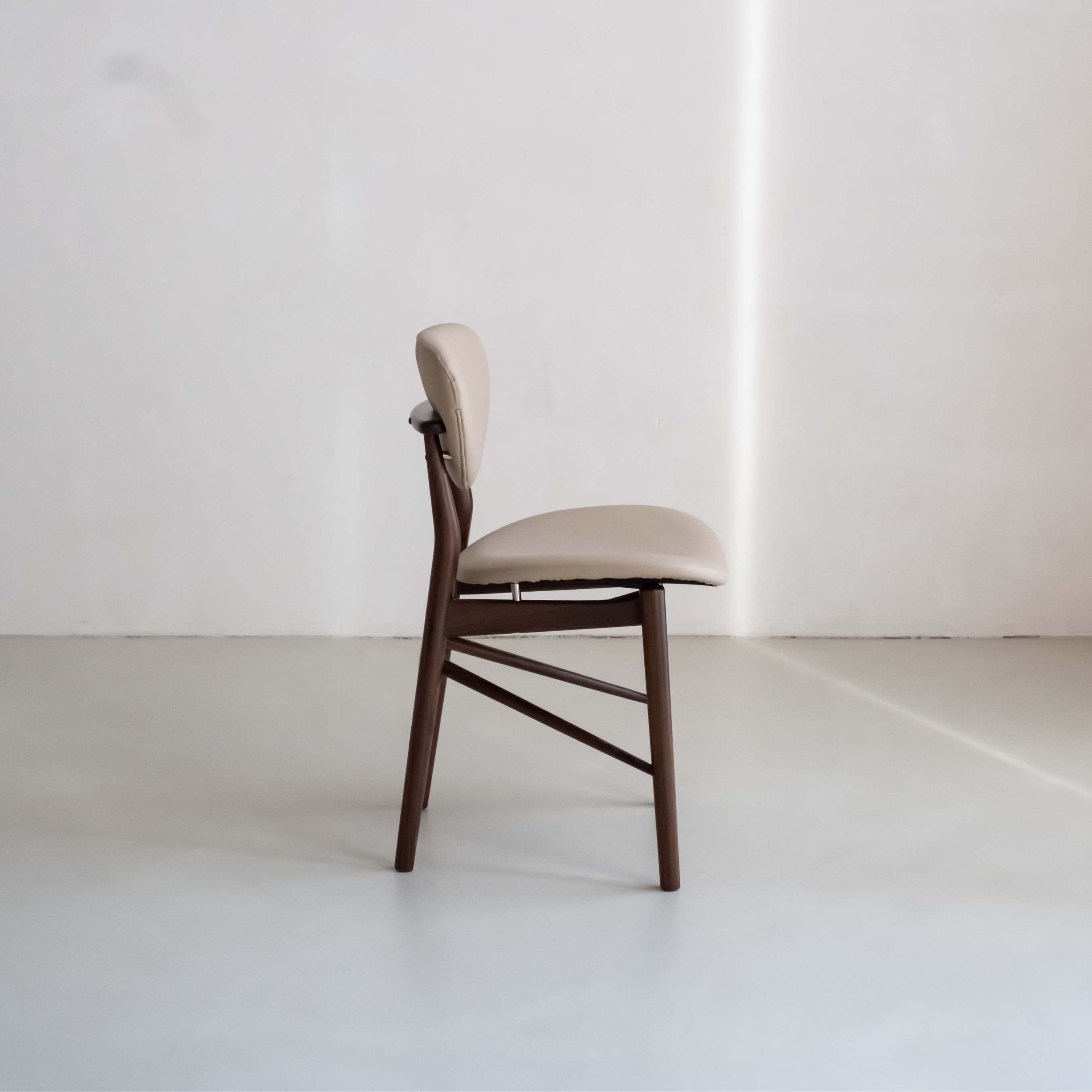 Finn eetkamerstoel beige leer - Walnoot hout