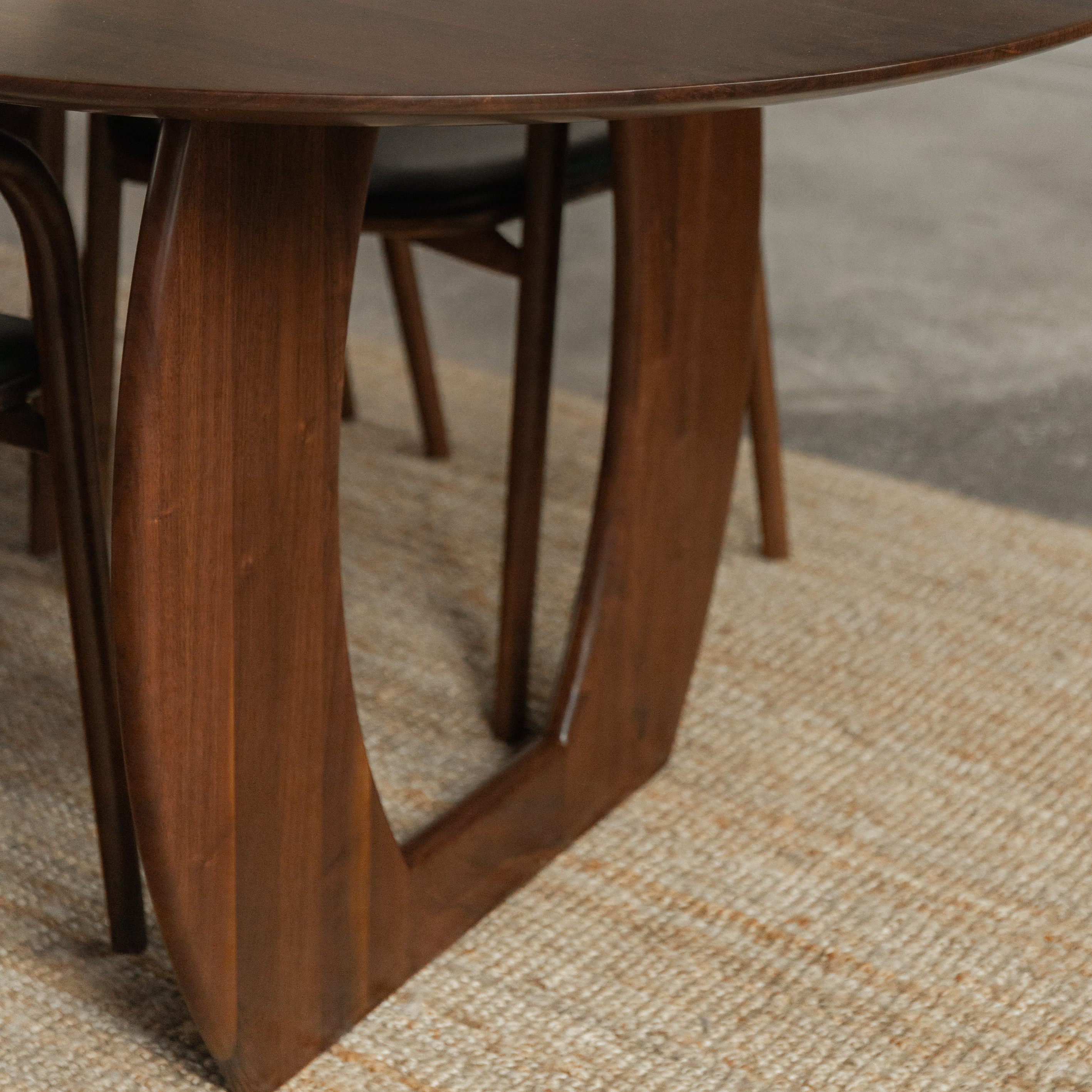 Houten organische eettafel - Halo - notenhout