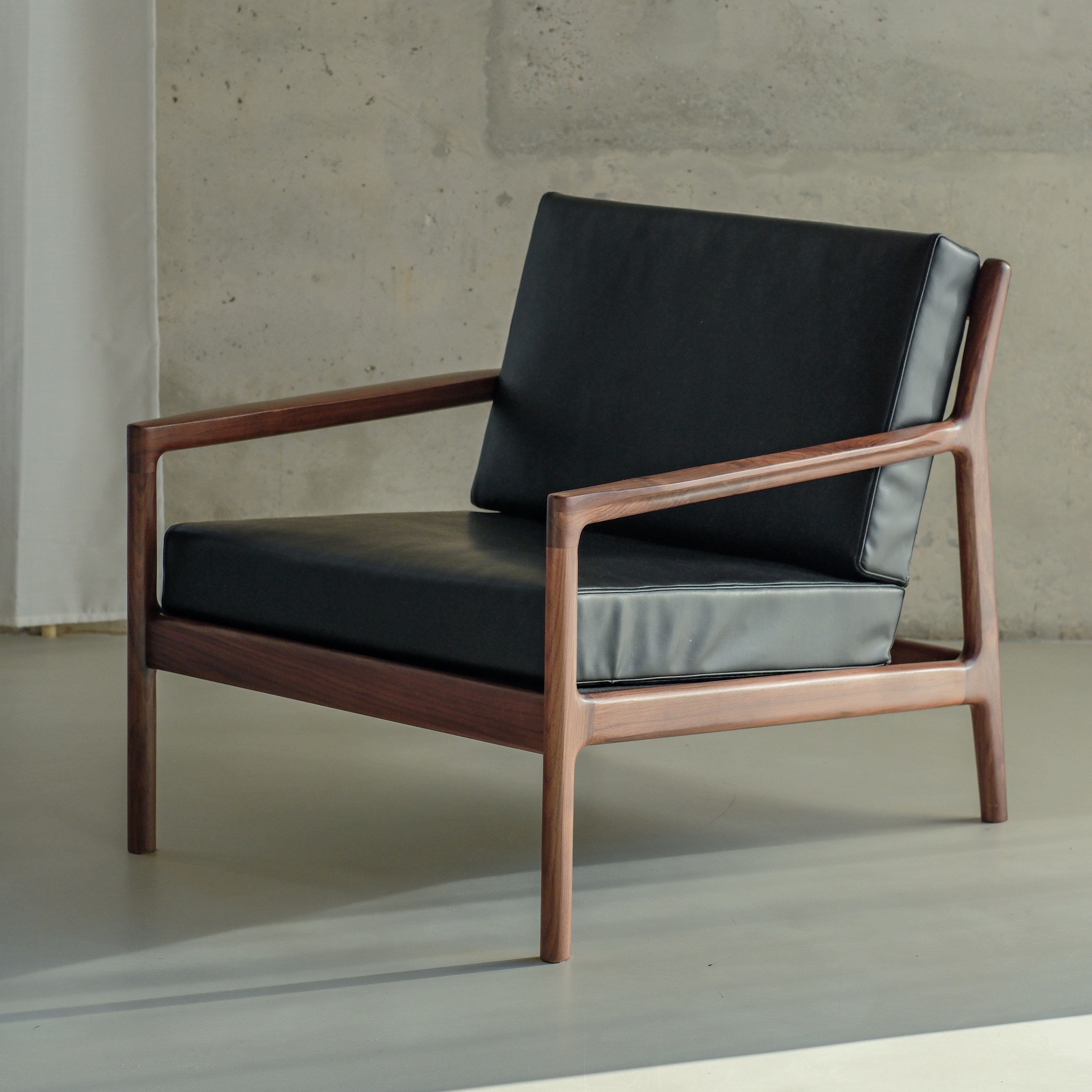 Julz loungestoel - Walnoot zwart leer