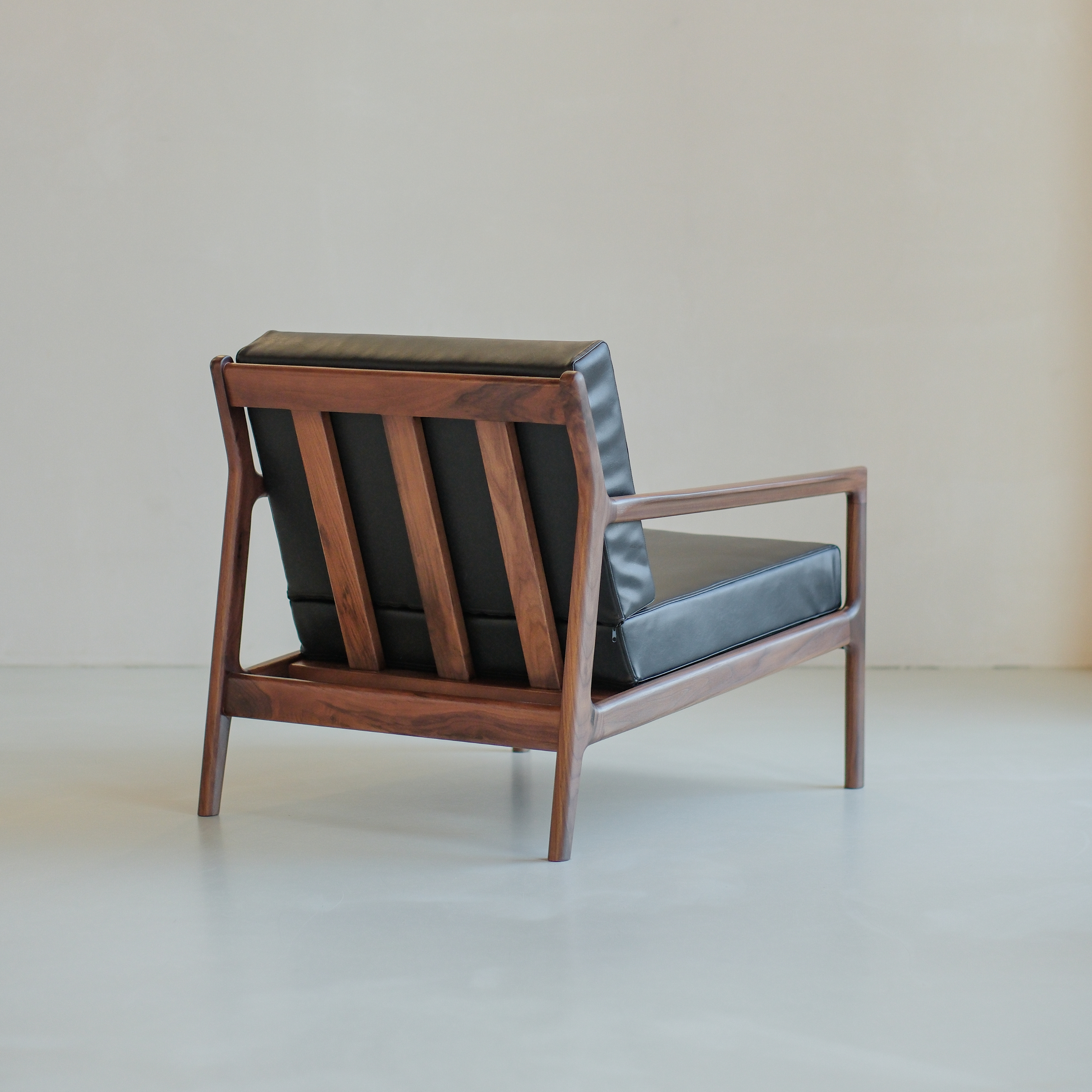 Julz loungestoel - Walnoot zwart leer