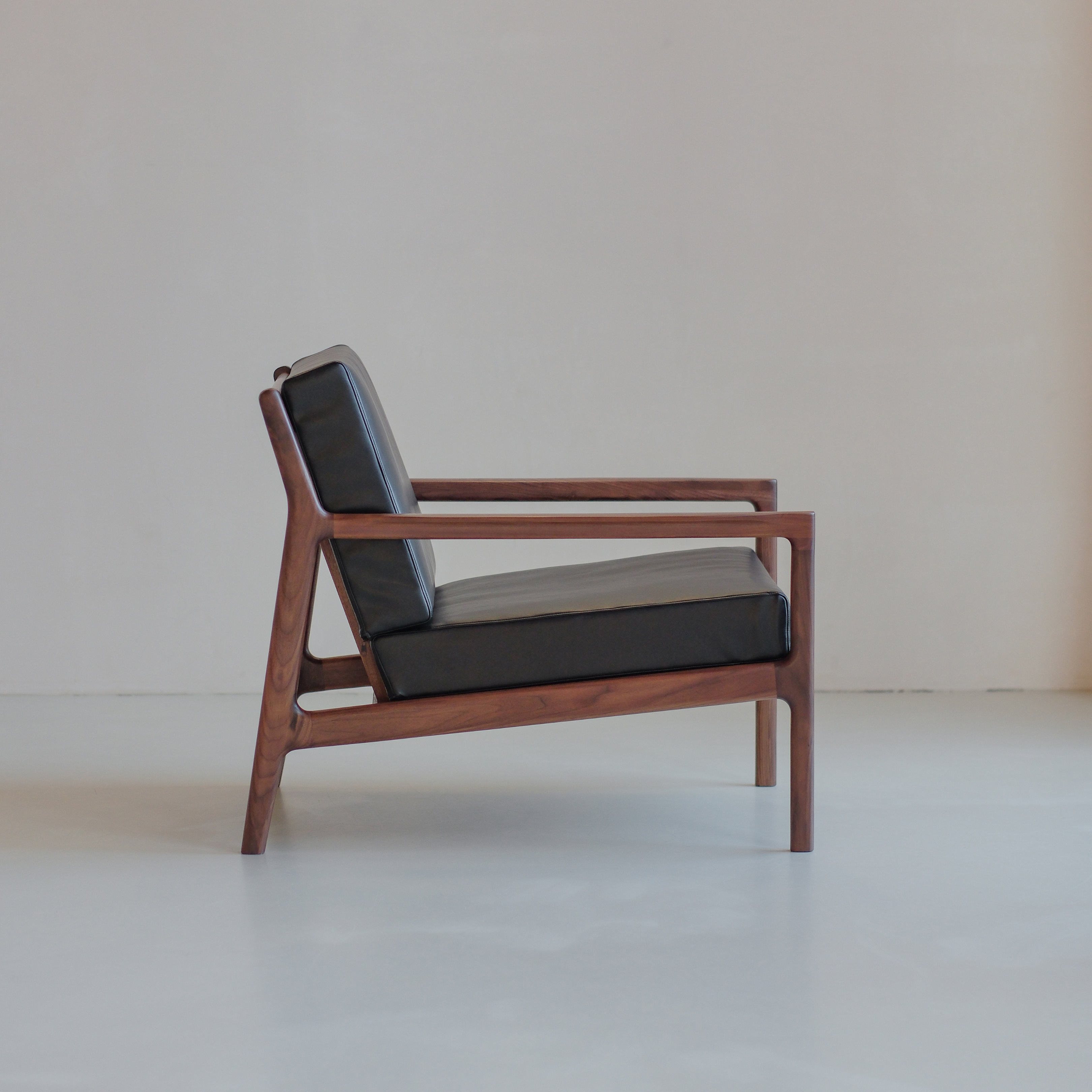 Julz loungestoel - Walnoot zwart leer