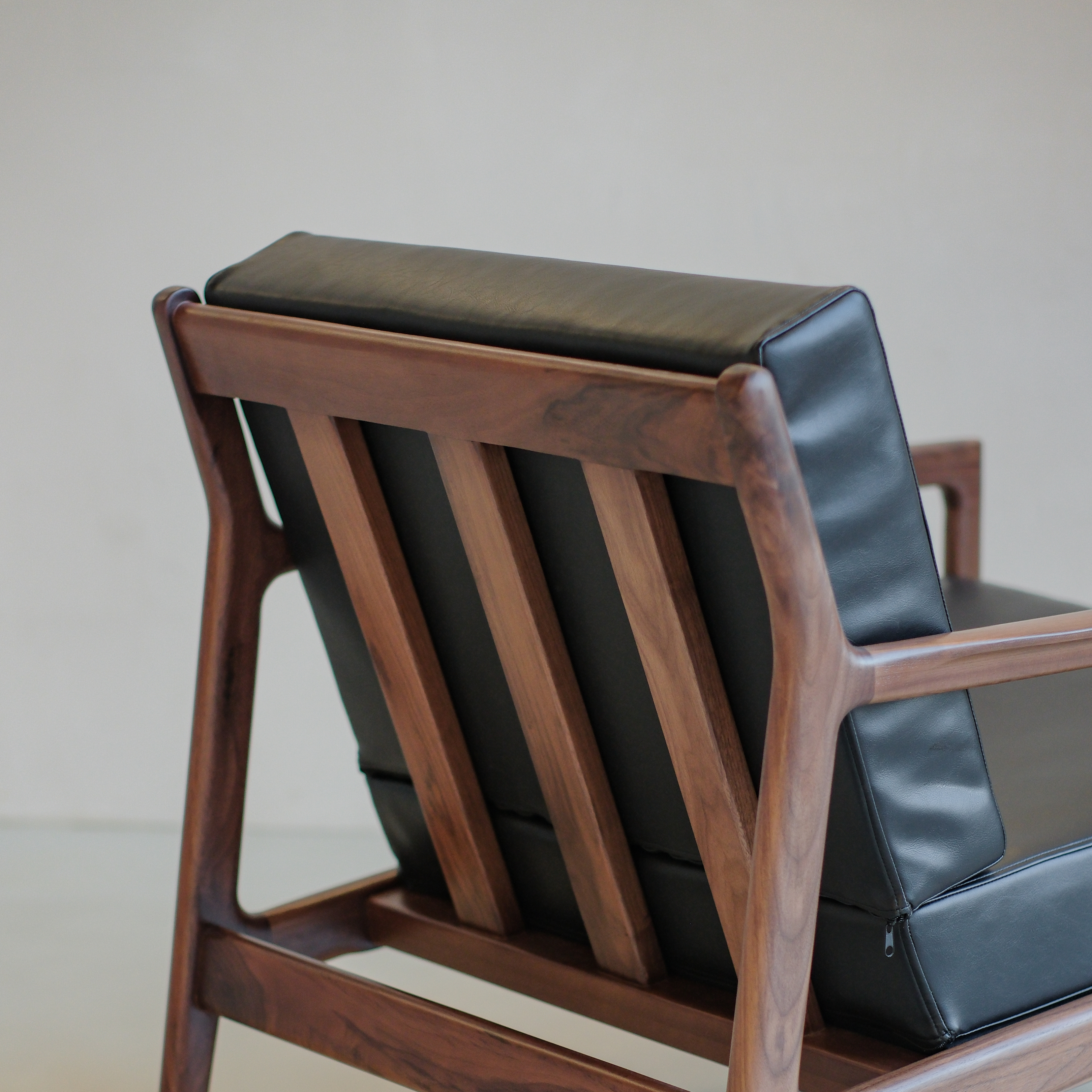 Julz loungestoel - Walnoot zwart leer