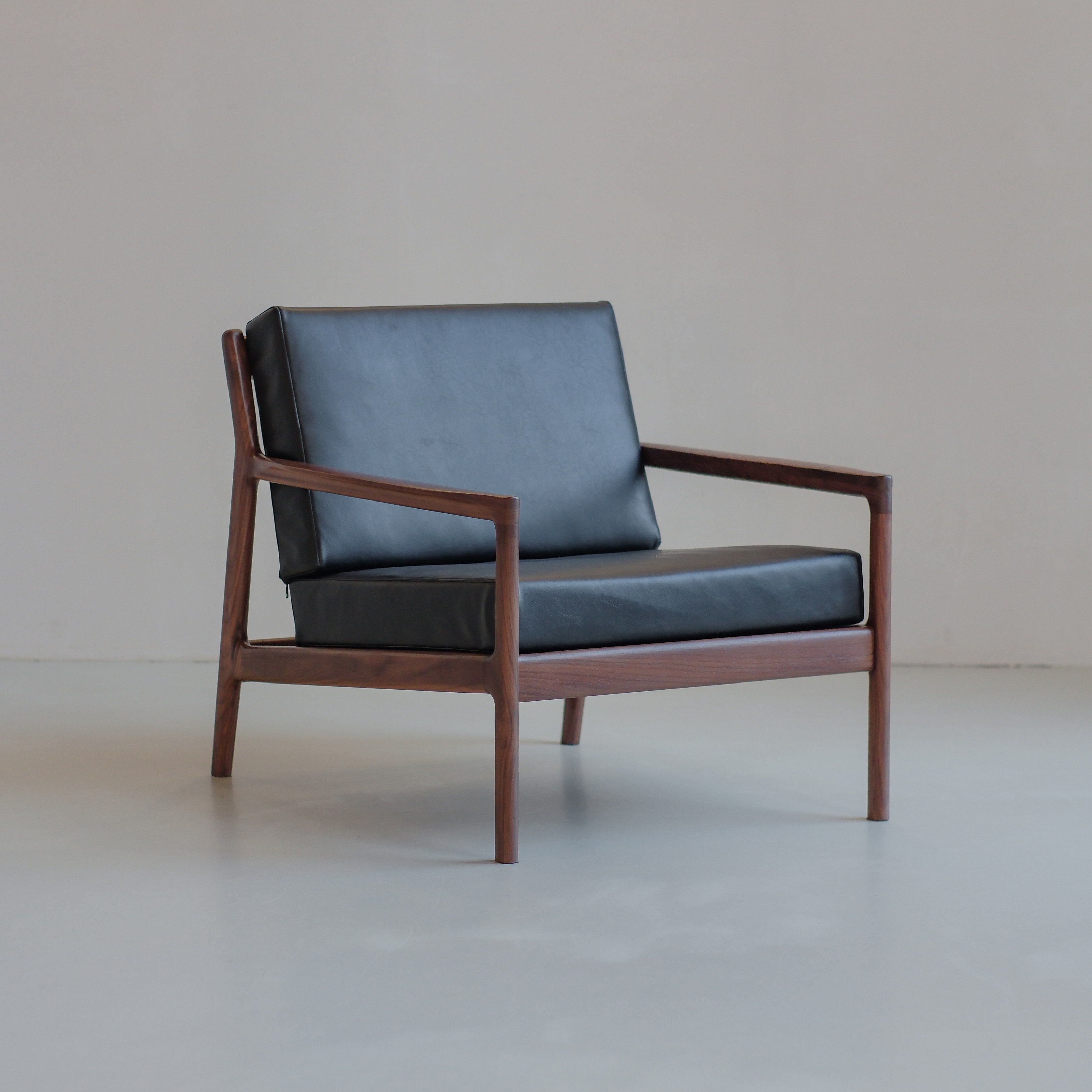 Julz loungestoel - Walnoot zwart leer