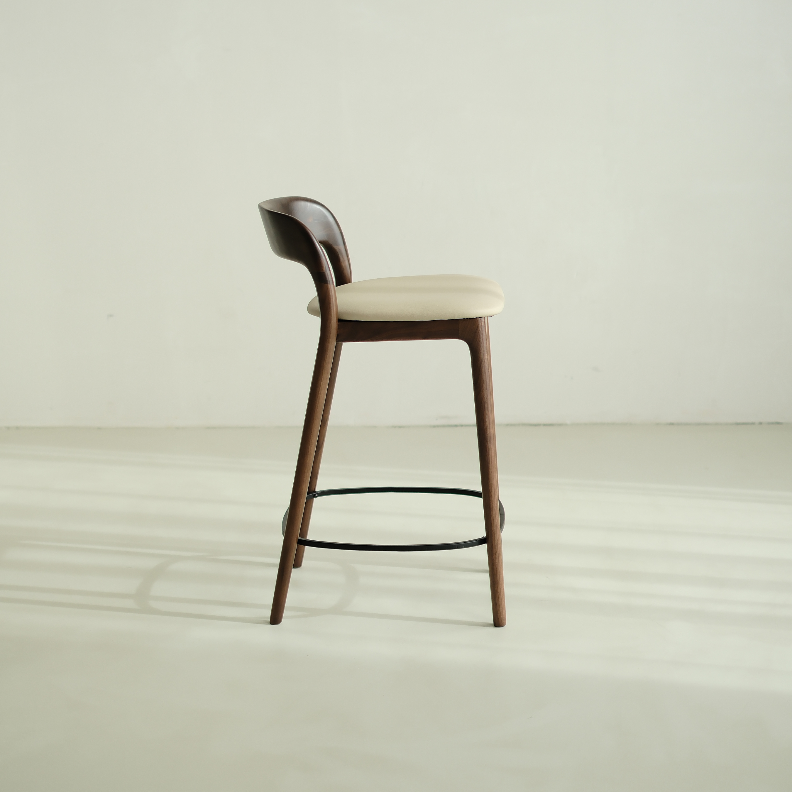 Kana barkruk walnoot hout - Beige leer
