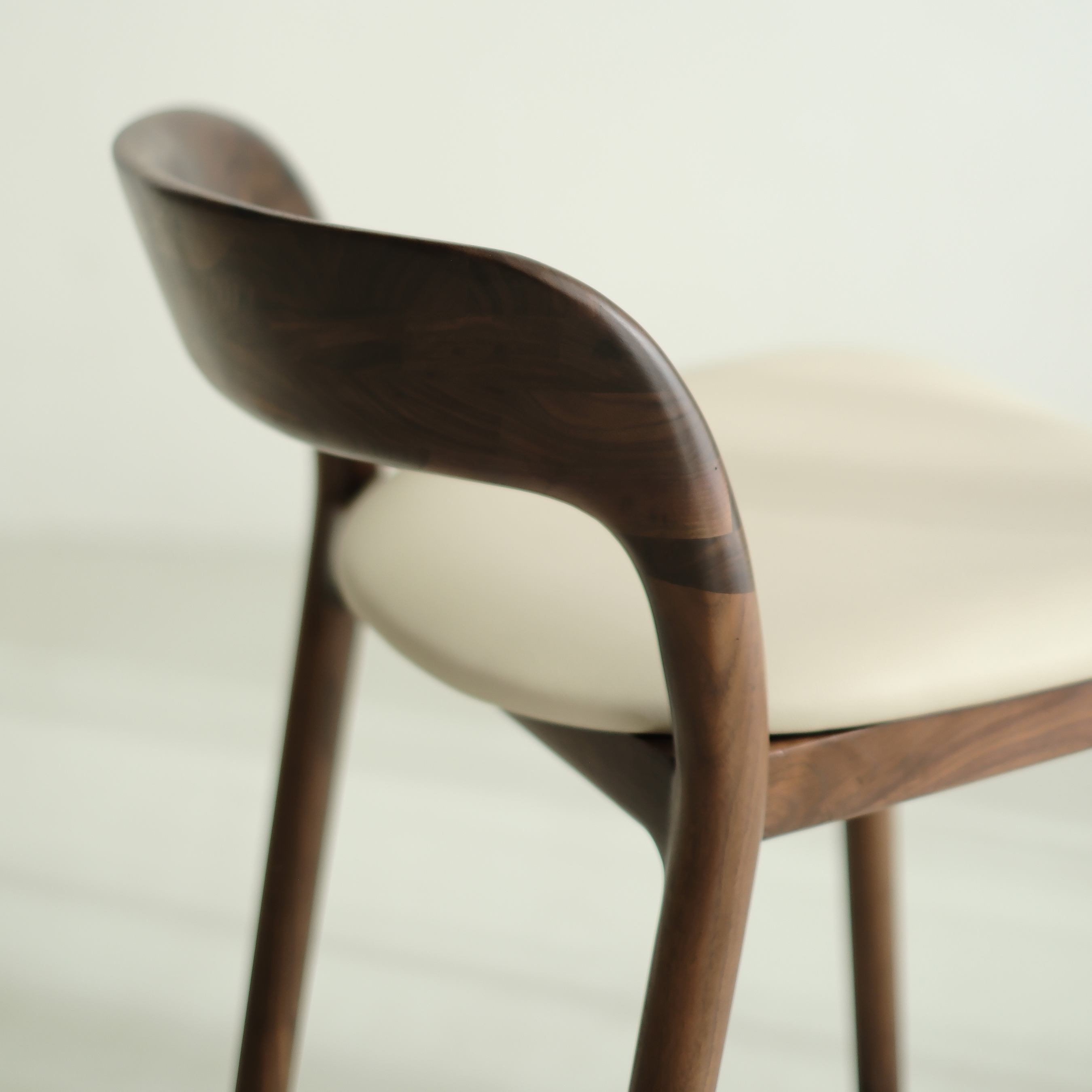 Kana barkruk walnoot hout - Beige leer