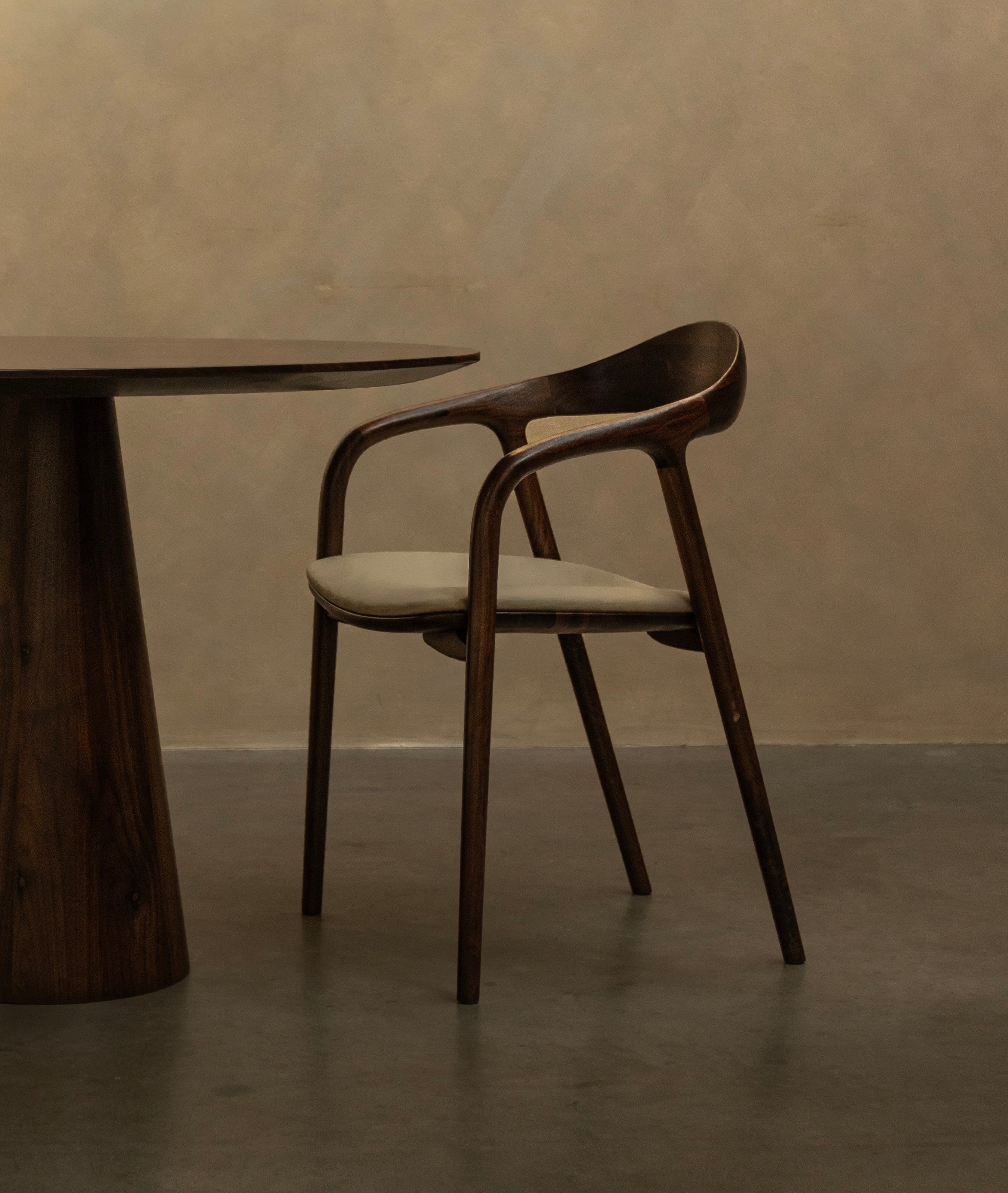 Kana eetkamerstoel beige leer - Walnoot