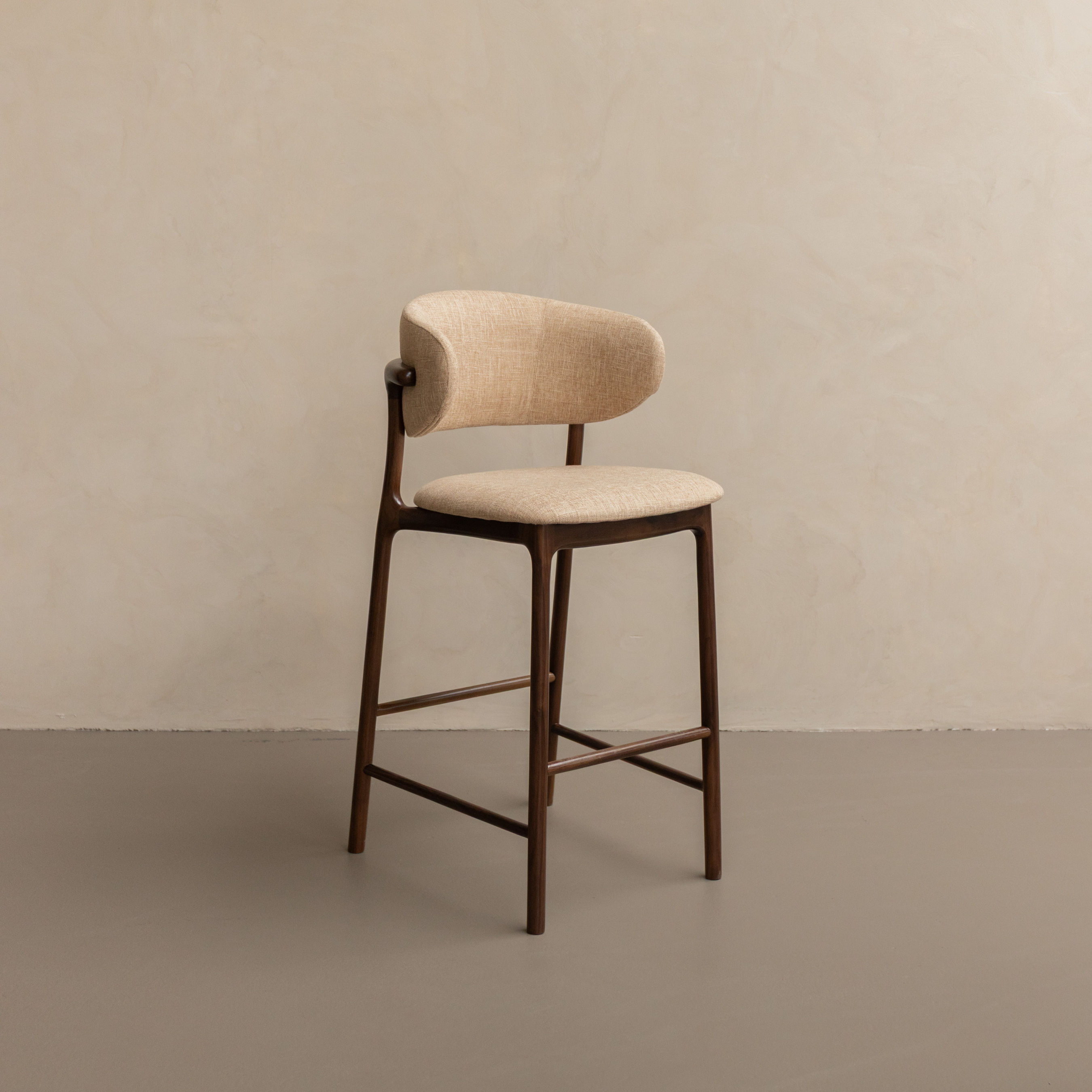 Ella barkruk walnoot hout - Zandkleurige stof