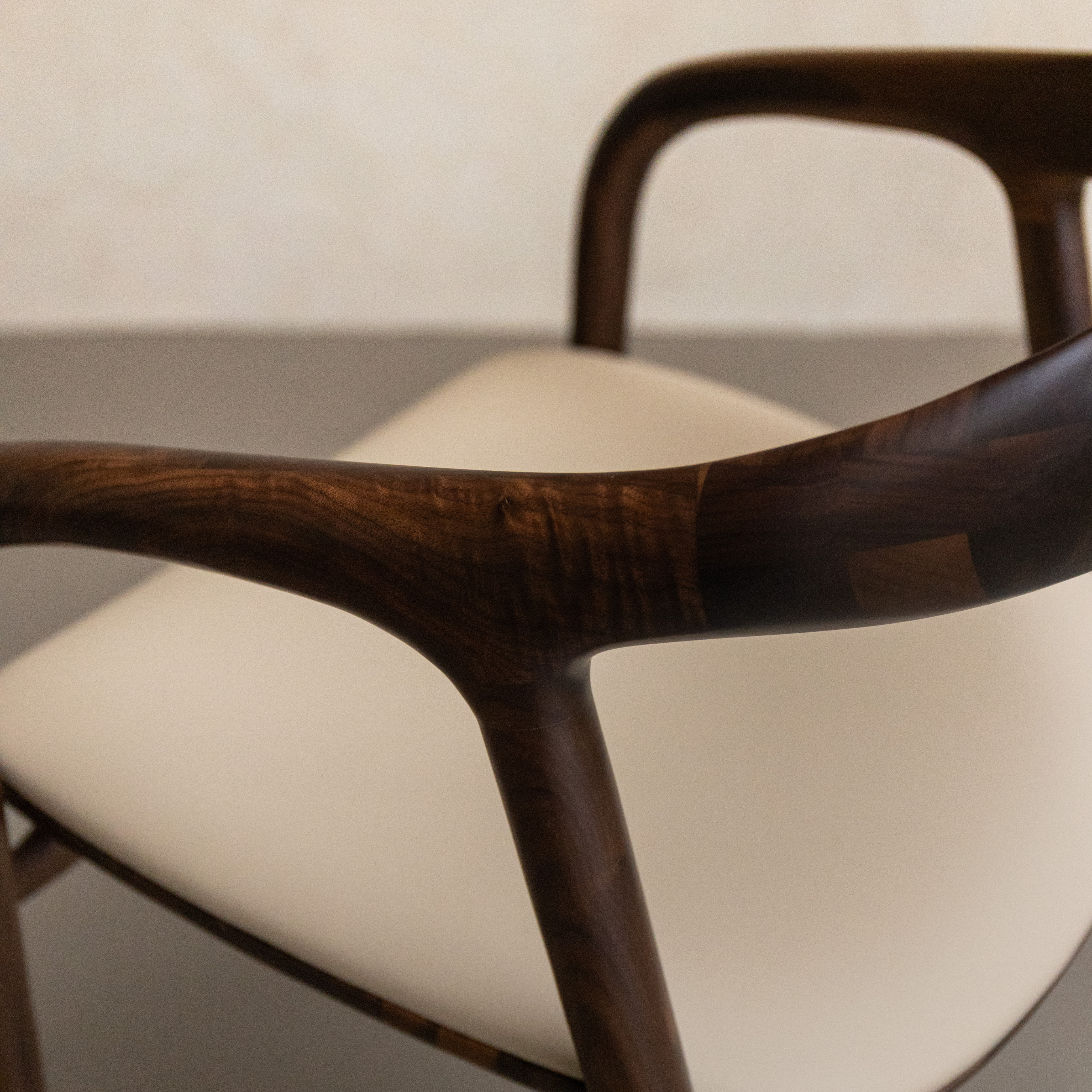 Kana eetkamerstoel beige leer - Walnoot