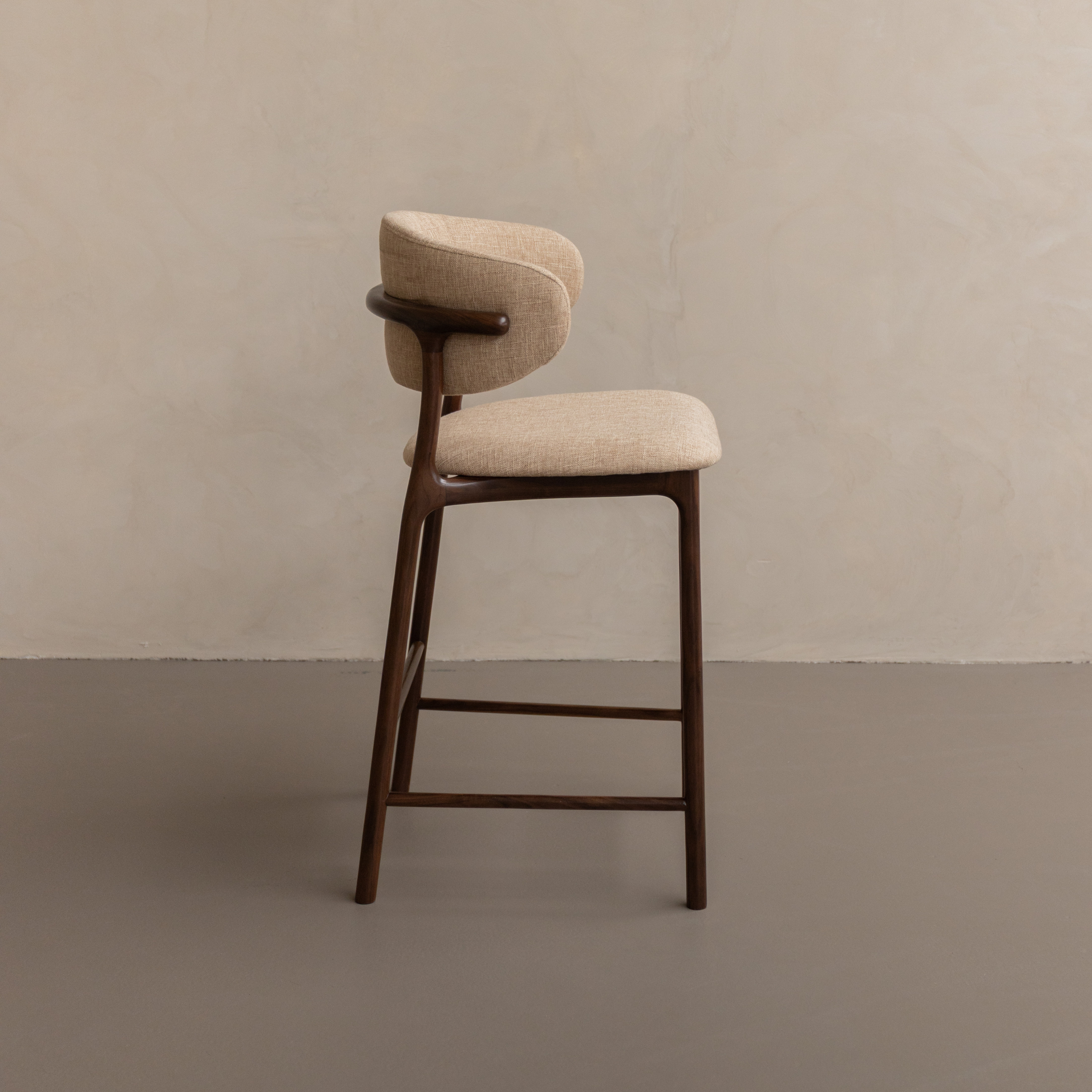 Ella barkruk walnoot hout - Zandkleurige stof