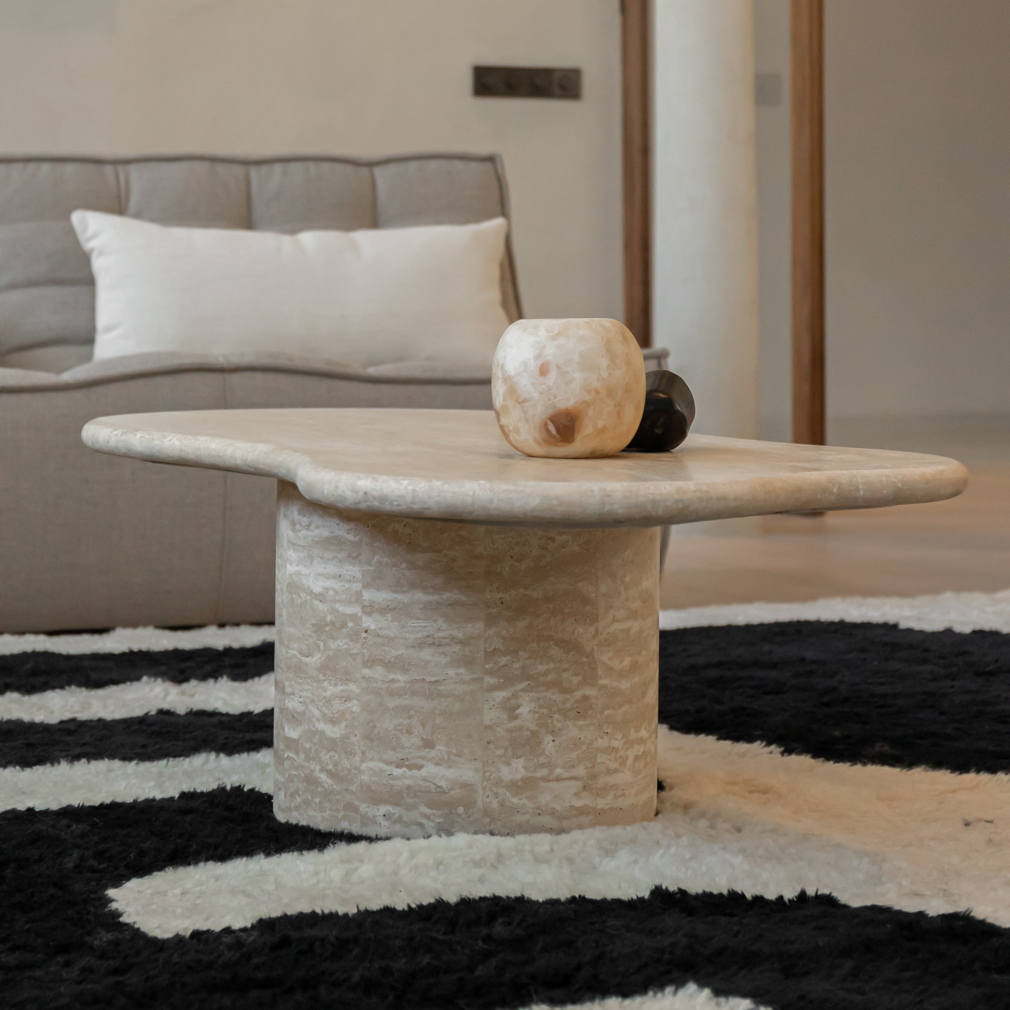 Salontafel Royo - Organisch marmeren blad - Travertin