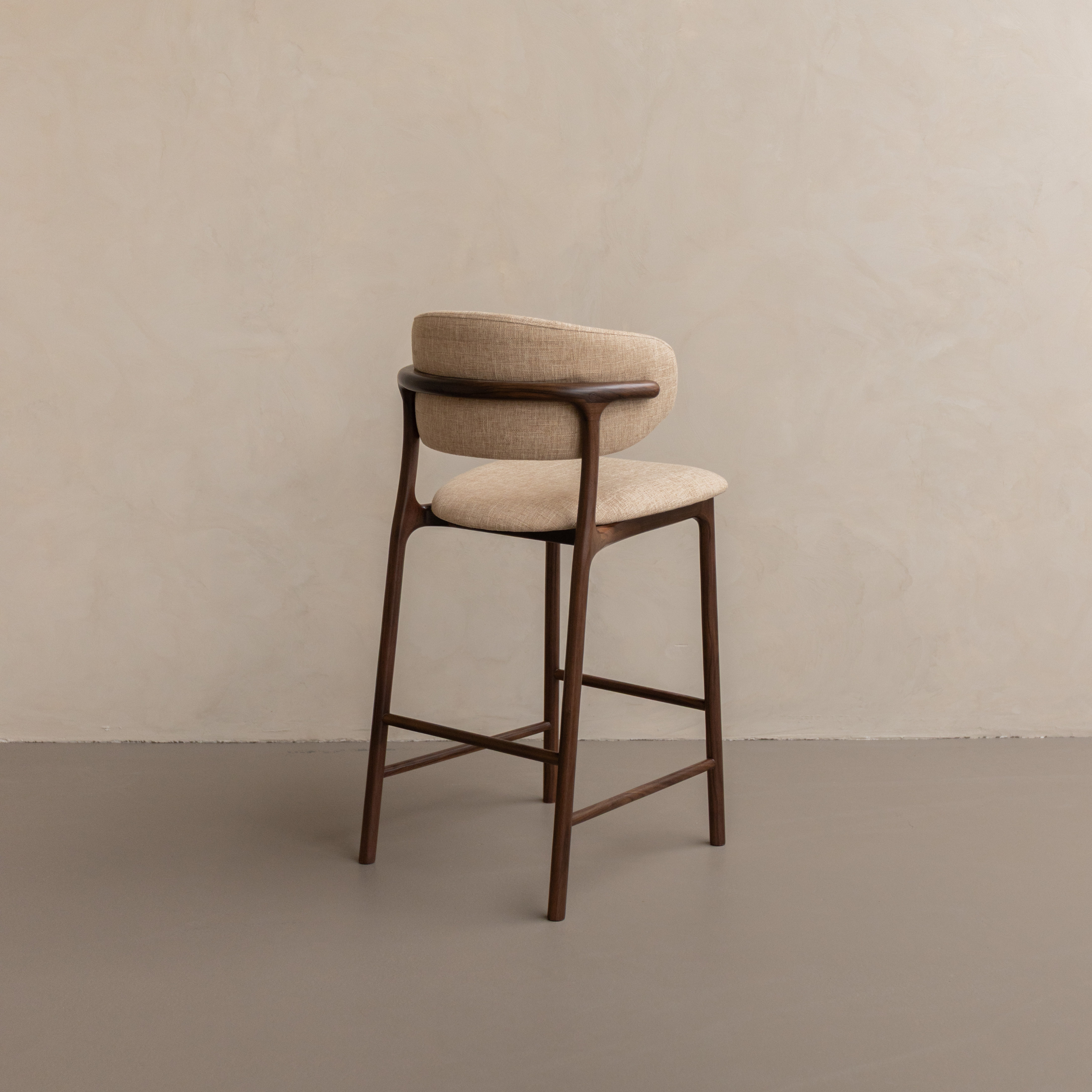 Ella barkruk walnoot hout - Zandkleurige stof