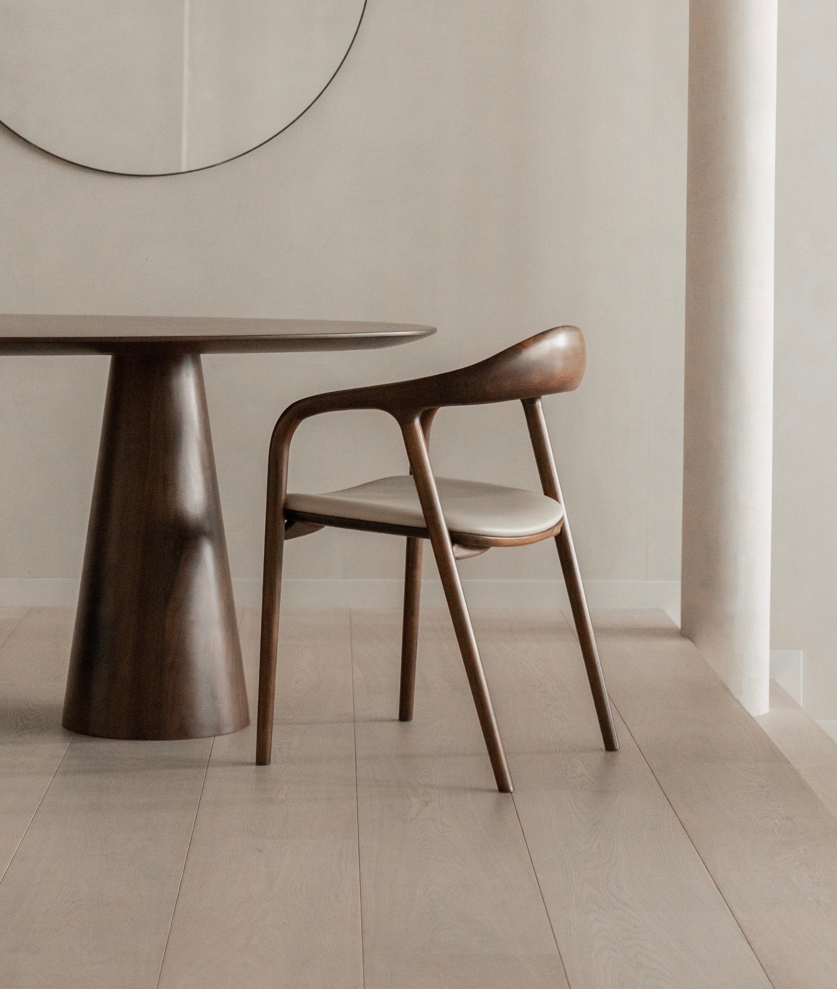 Kana eetkamerstoel beige leer - Walnoot