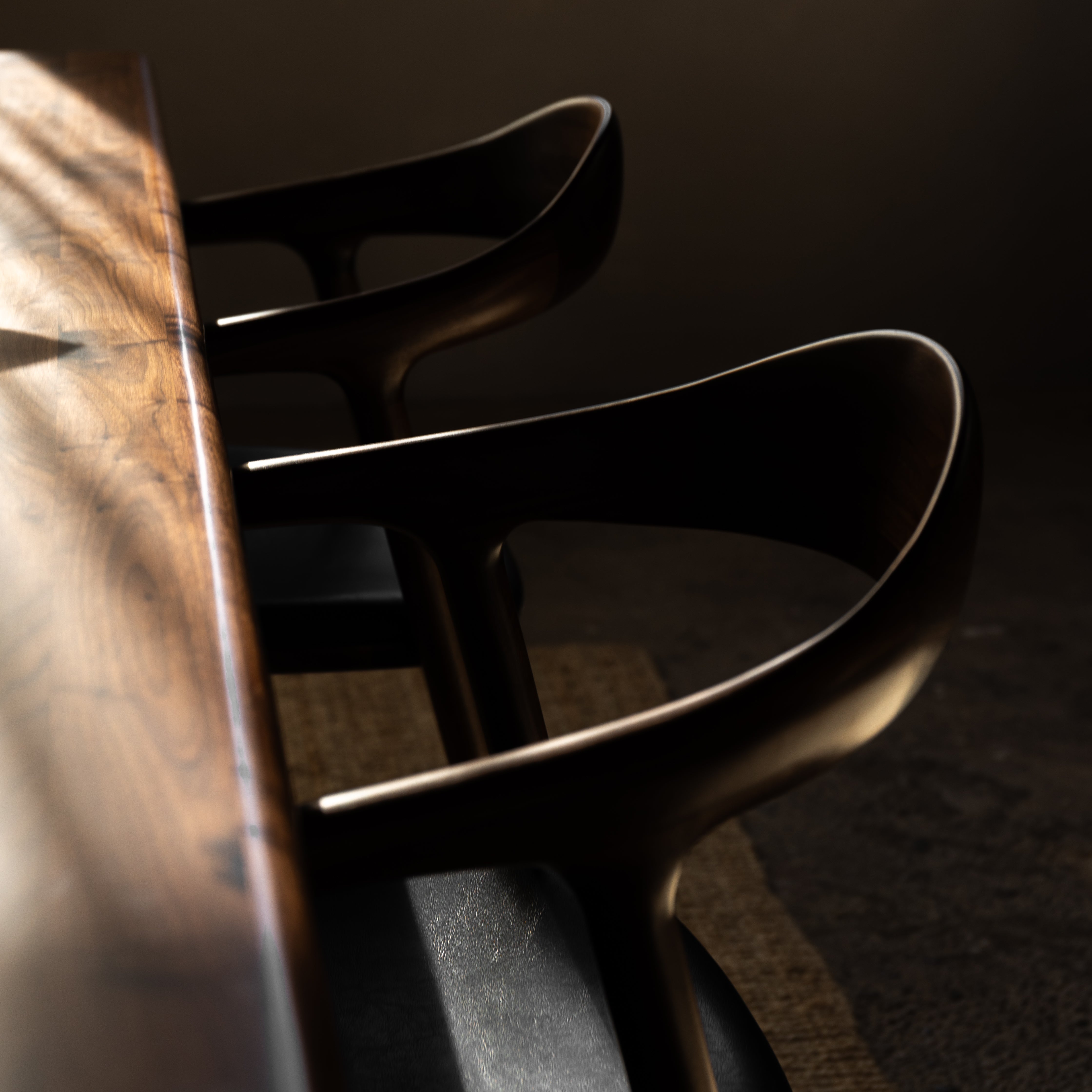 Kana eetkamerstoel walnoothout - Zwart leer