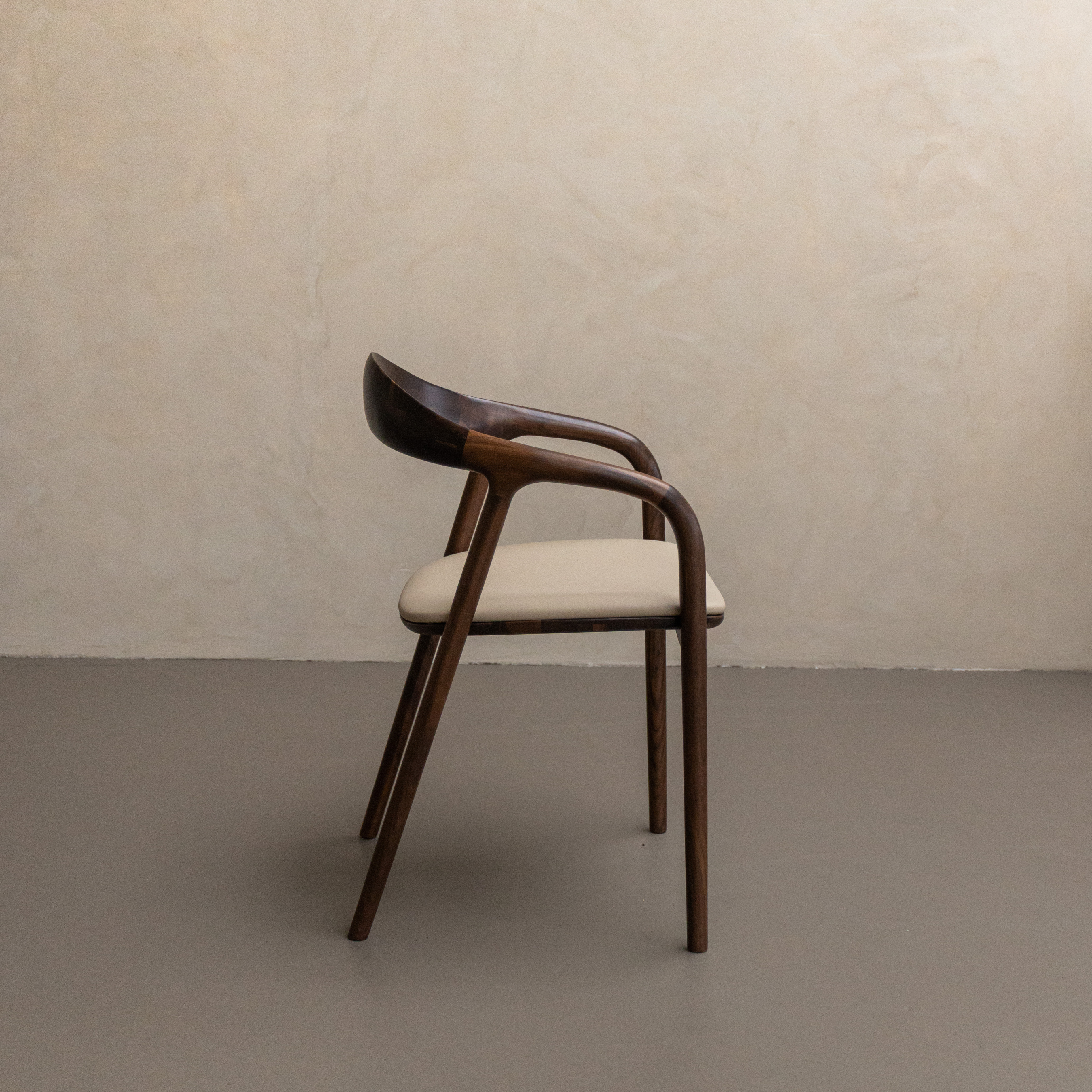 Kana eetkamerstoel beige leer - Walnoot