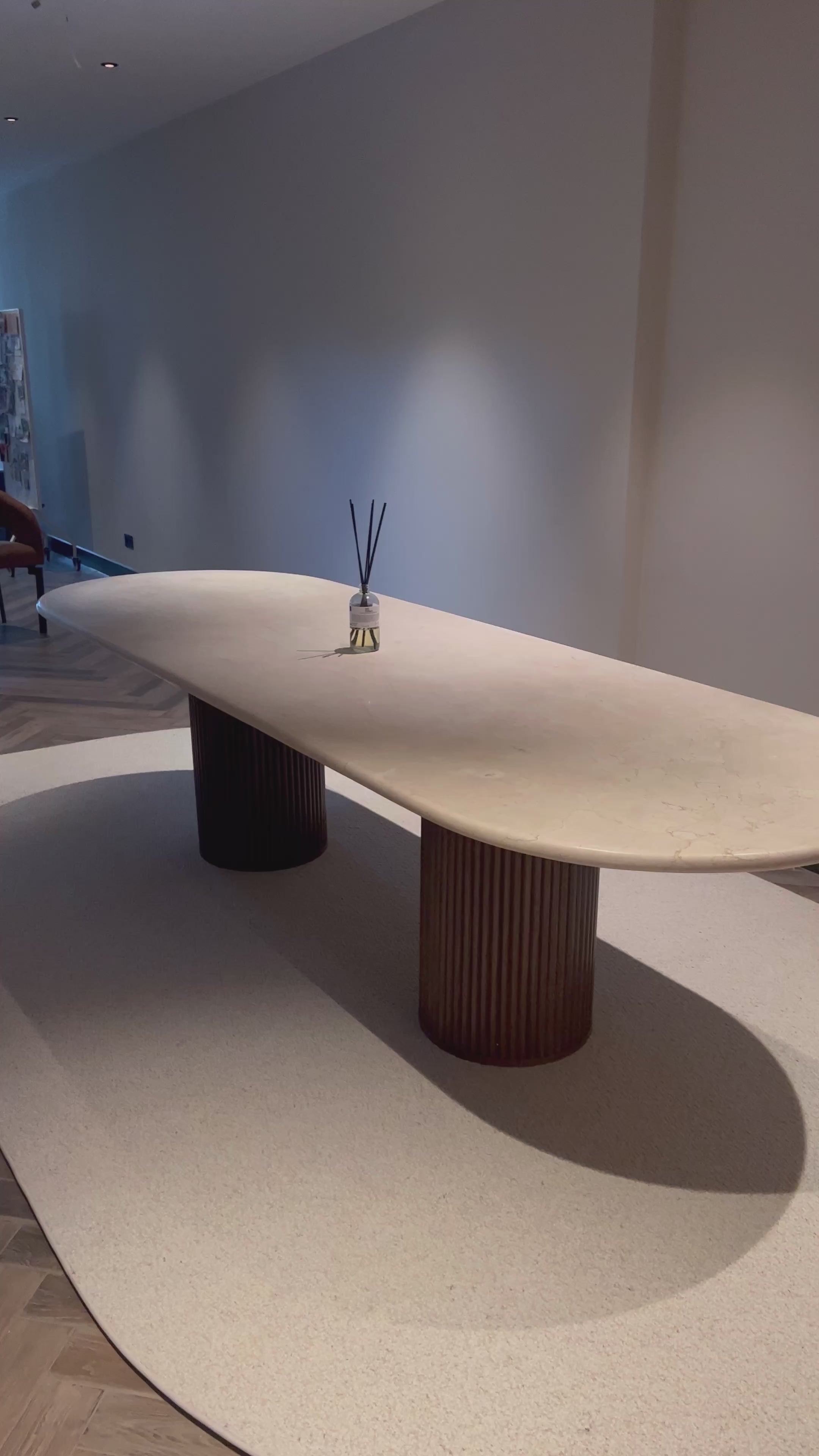 Half ovale marmeren eettafel - Walnoot dubbel ribbed cilinder poot