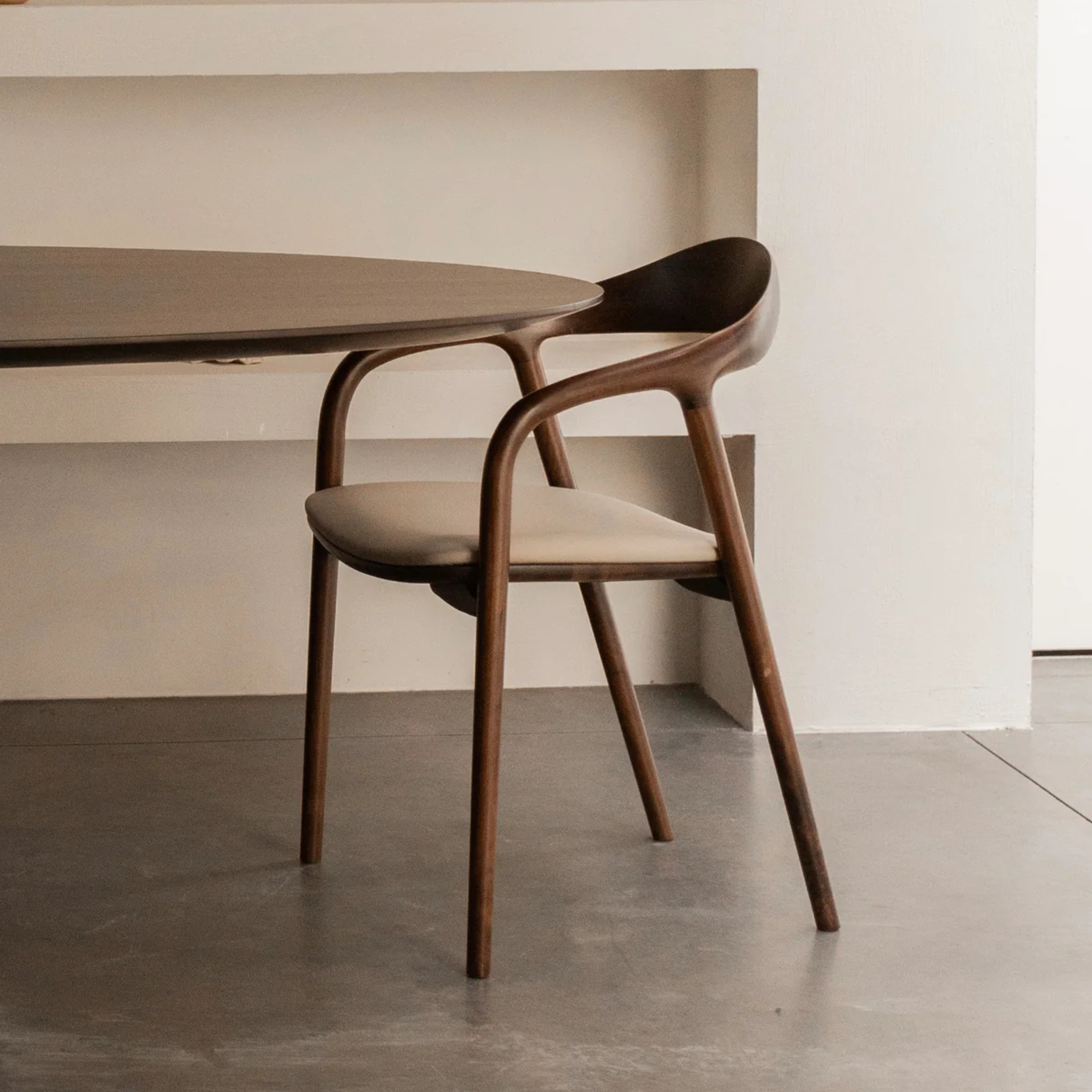 Kana eetkamerstoel beige leer - Walnoot