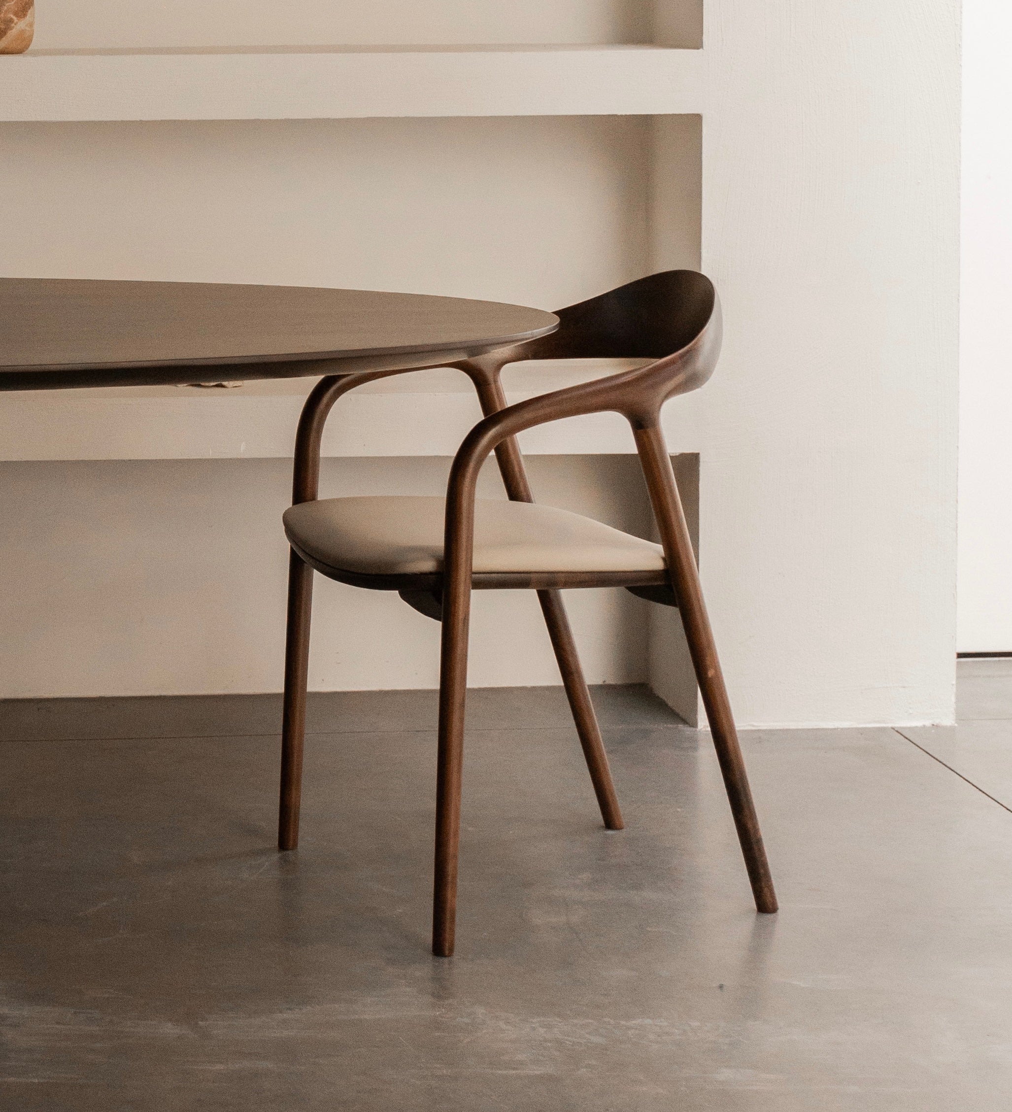 Kana eetkamerstoel beige leer - Walnoot