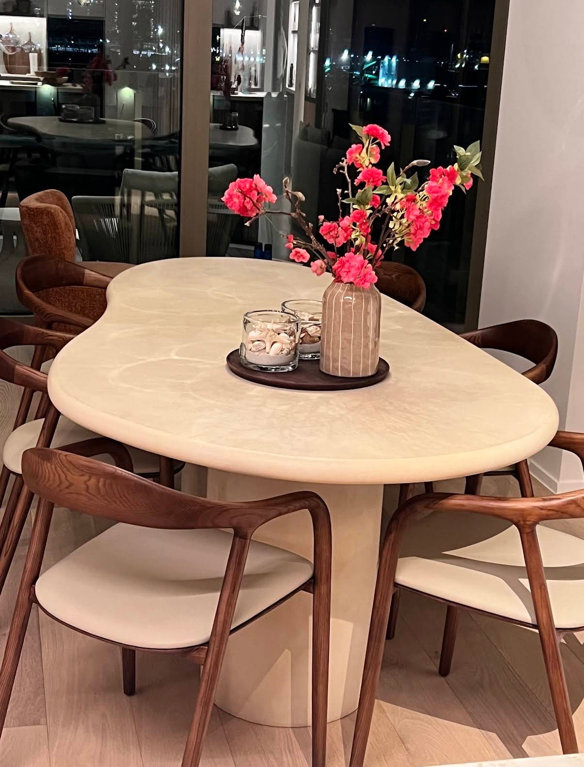 Organische eettafel met houten eetkamerstoelen van dichtbij
